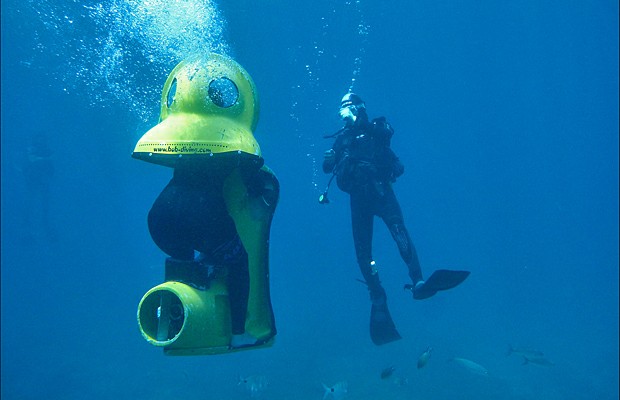 ���-�������