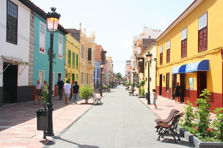 Главная улица города — Calle de Medio